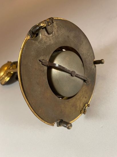 Pendule de table en bronze doré ornée d'un...