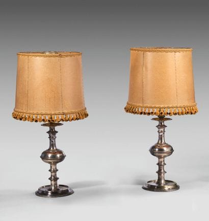 Paire de grandes lampes en métal argenté...