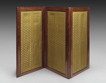 Three-leaf low screen in molded mahogany....