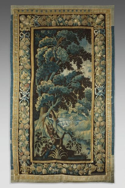 Tapisserie verdure d'entre-deux ornée d'un...