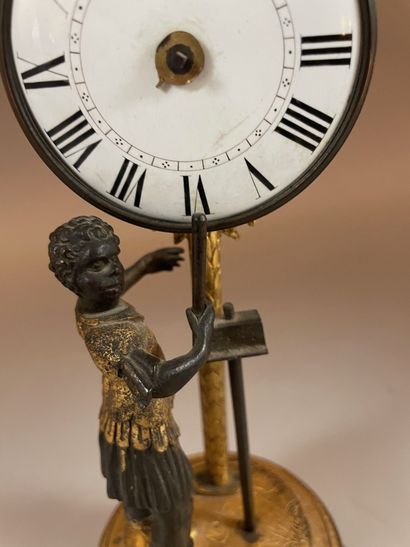 Pendule de table en bronze doré ornée d'un...