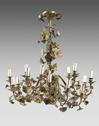 Lustre en bronze doré orné de feuilles et...