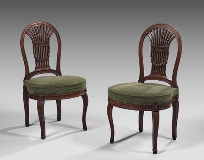 Pair of mahogany chairs with openwork spray...