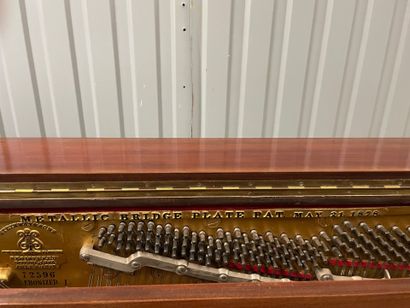 Piano droit en acajou. Steinway & Sons New...