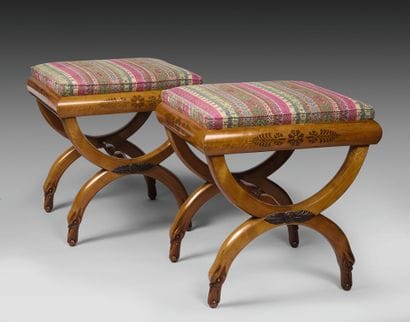 Paire de tabourets en érable marqueté de...
