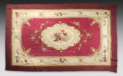 Tapis d'Aubusson orné d'un médaillon central...