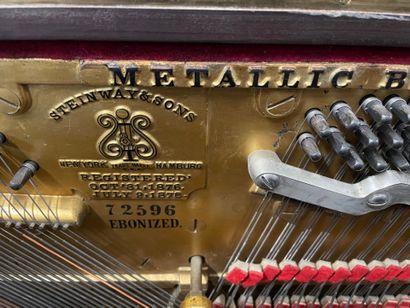 Piano droit en acajou. Steinway & Sons New...