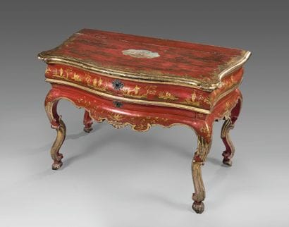 CONSOLE in red lacquered wood decorated with...