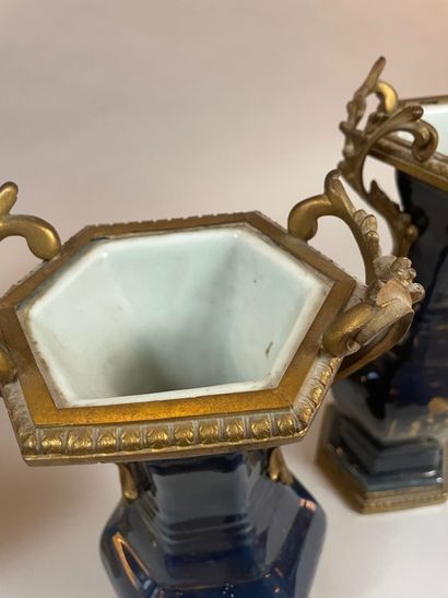 CHINE - fin du XVIIIe siècle
Paire de vases...