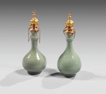 CHINE - XVIIIe siècle
Paire de petits vases...