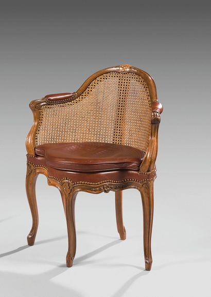 Fauteuil de bureau canné, en noyer mouluré...