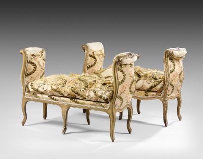 A PAIR OF BANQUETTES in gilded wood carved...