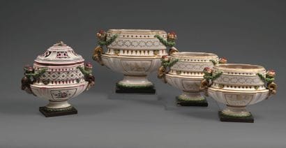 SAINT CLÉMENT 
- Garniture de trois vases...