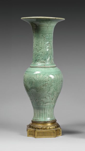 CHINE - XVIe siècle
Grand vase de forme balustre...