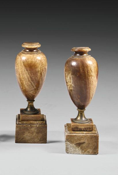 Pair of simulated urns in brown banded alabaster.
Gilt...