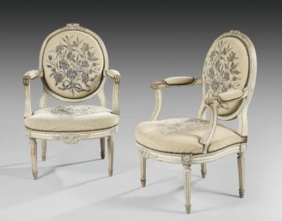 Paire de fauteuils à dossier plat médaillon...