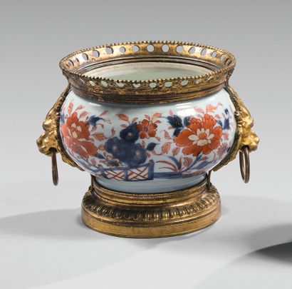 Coupe en porcelaine à décor Imari polychrome...