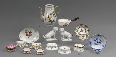 VALENCIENNES
- Petit Poêlon en porcelaine...