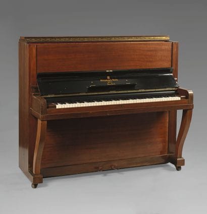 Piano droit en acajou. Steinway & Sons New...