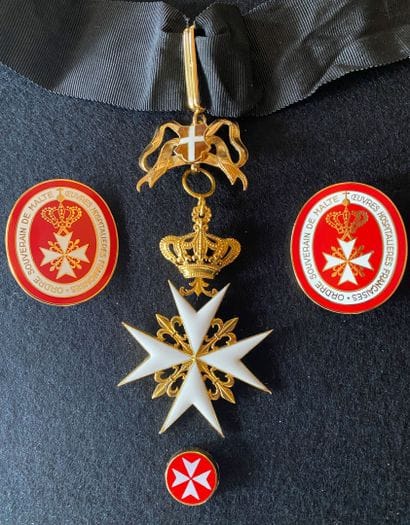 Ordre de Malte - Set of three: a knight's...