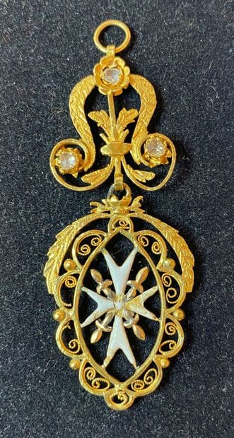 Ordre de Malte - Enameled gold knight's cross,...