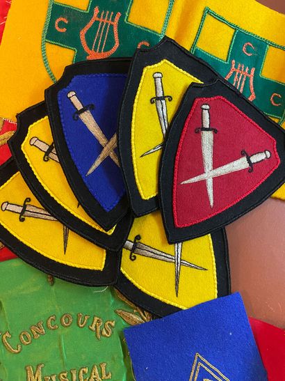 Important lot of embroidered fabric badges:...