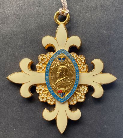Lourdes, croix de chapelain de la basilique...