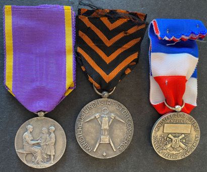 Three silver medals: a médaille d'honneur...