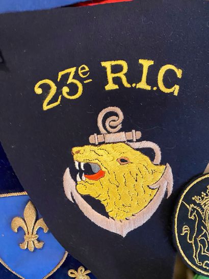 Important lot of embroidered fabric badges:...