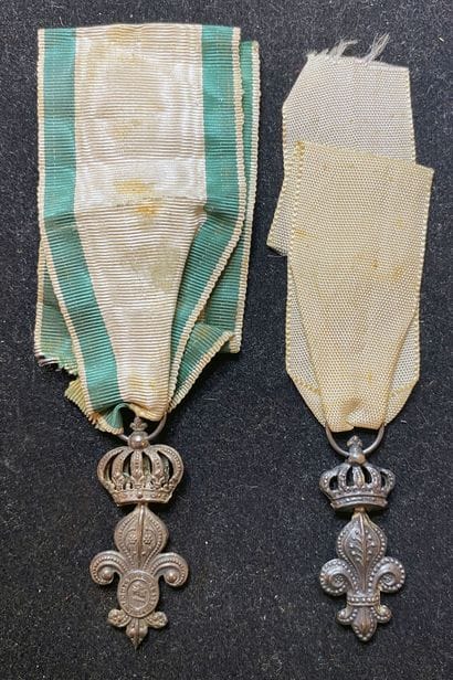 Décoration du Lys, 1814, lot de deux grands...