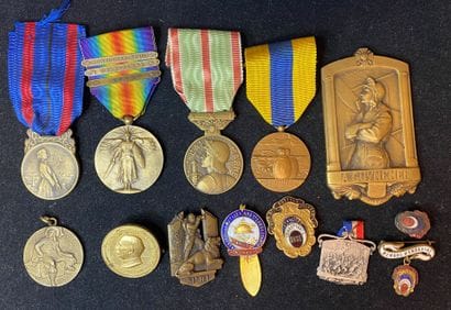 World War I and II - Lot of fifteen: a medal...