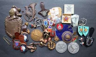 Important lot of military and civilian symbolism...