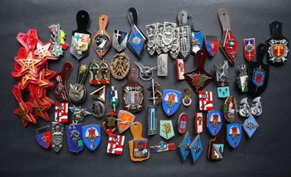 Important lot of French army insignia, 70...