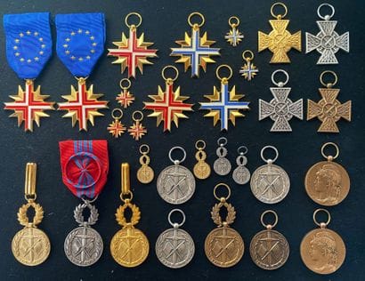Ordres et décorations non officielles à caractère...