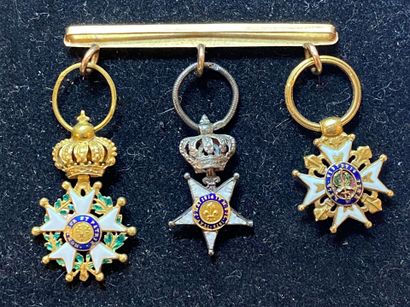 Portée de trois miniatures suspendues à une...