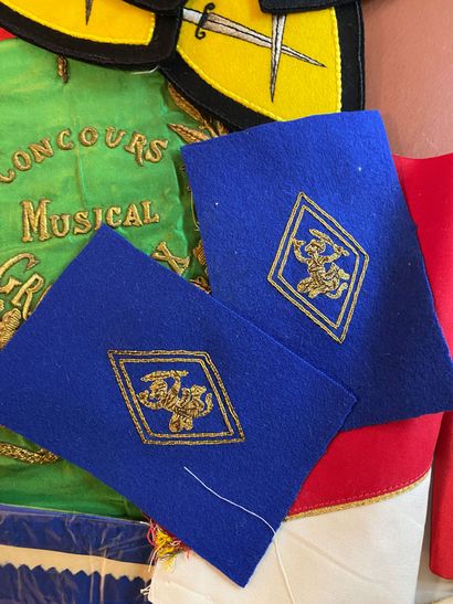 Important lot of embroidered fabric badges:...