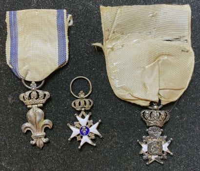 Décoration du Lys, 1814, lot de trois: un...
