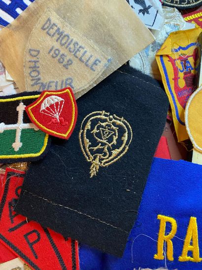 Important lot of embroidered fabric badges:...
