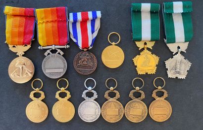 Set of twelve medals: two médailles d'honneur...