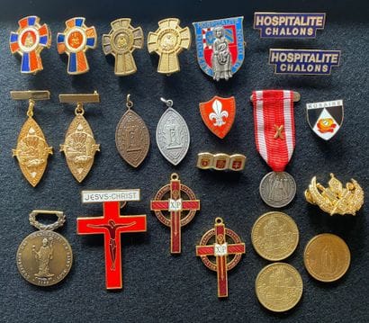 Religiosa - Lot d'une vingtaine d'insignes...
