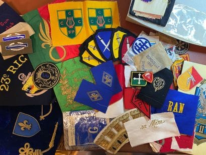 Important lot of embroidered fabric badges:...
