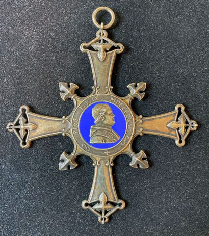 Nîmes, croix de chanoine de la cathédrale,...