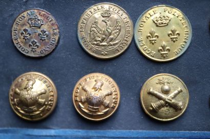 Schools - Lot of buttons from various periods...