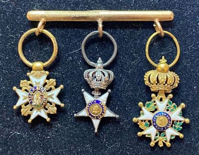 Portée de trois miniatures suspendues à une...