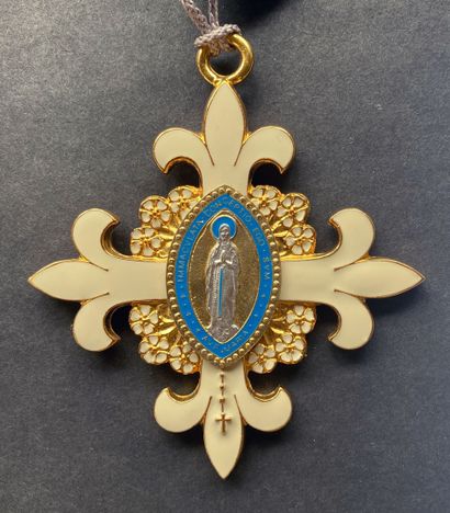 Lourdes, croix de chapelain de la basilique...