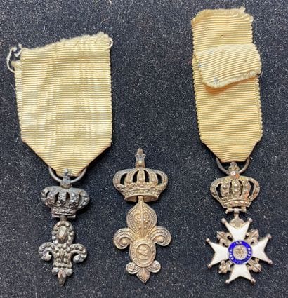 Décoration du Lys, 1814, lot de trois: deux...
