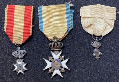 Décoration du Lys, 1814, lot de trois: un...