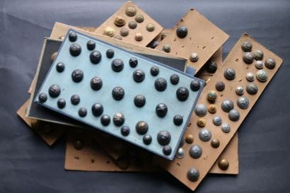 Army - Large batch of buttons from various...
