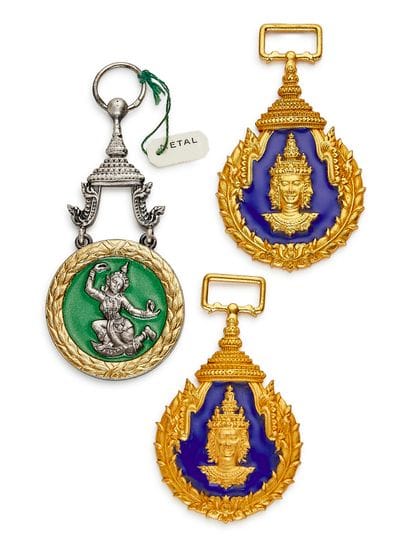 Laos - Lot de trois : un insigne de l'ordre...