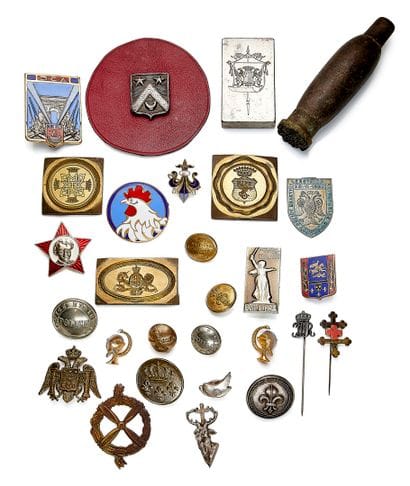 Héraldique, insignes, boutons : 
- Lot d'une...
